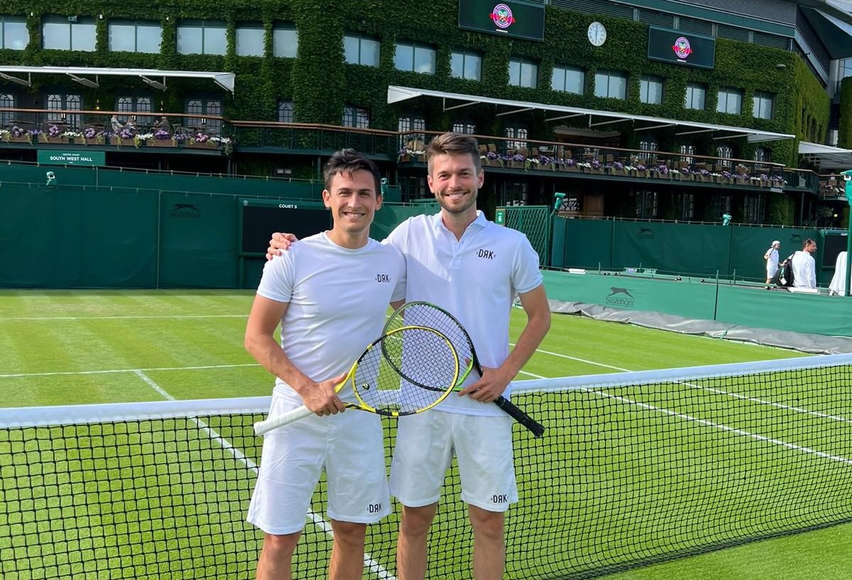 Balázs Attila és Molnár Krisztián Wimbledonban. A szakember legközelebb már Piros Zsombort kíséri az angol Grand Slam-tornára