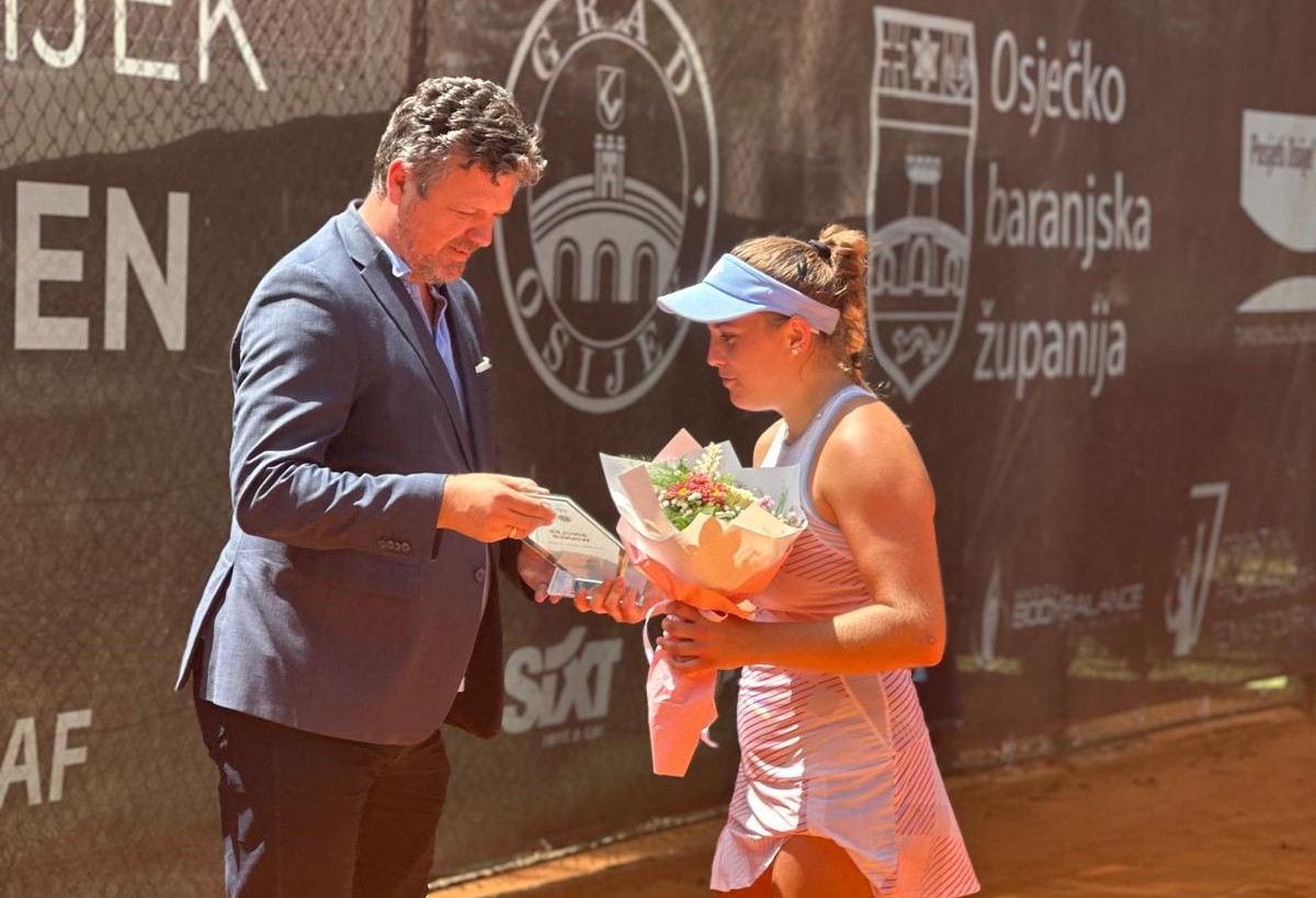 Udvardy Lucának gratulál az eszéki tornaigazgató