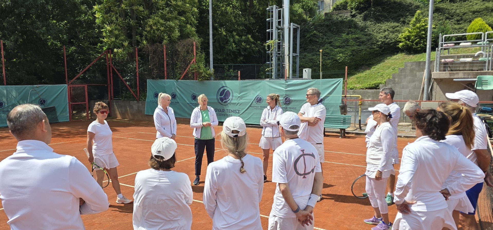 Temesvári Andrea és Schmitt Petra a pályán köszönti a résztvevőket