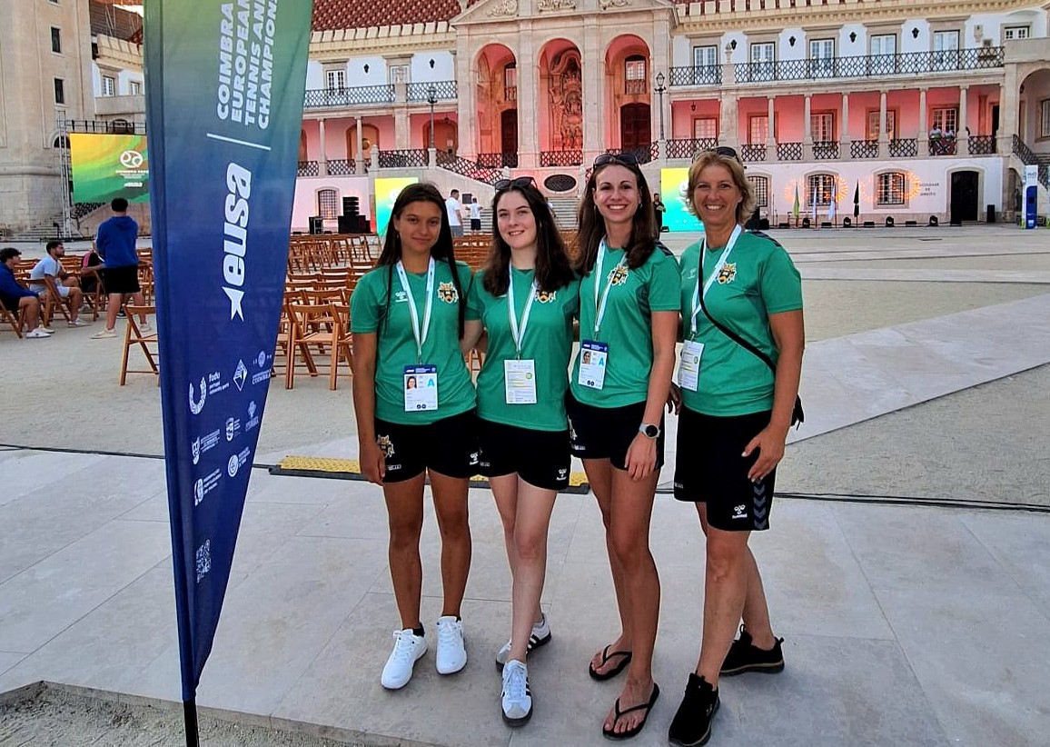 Bágyi Kinga (jobbról) a női csapattal Portugáliában