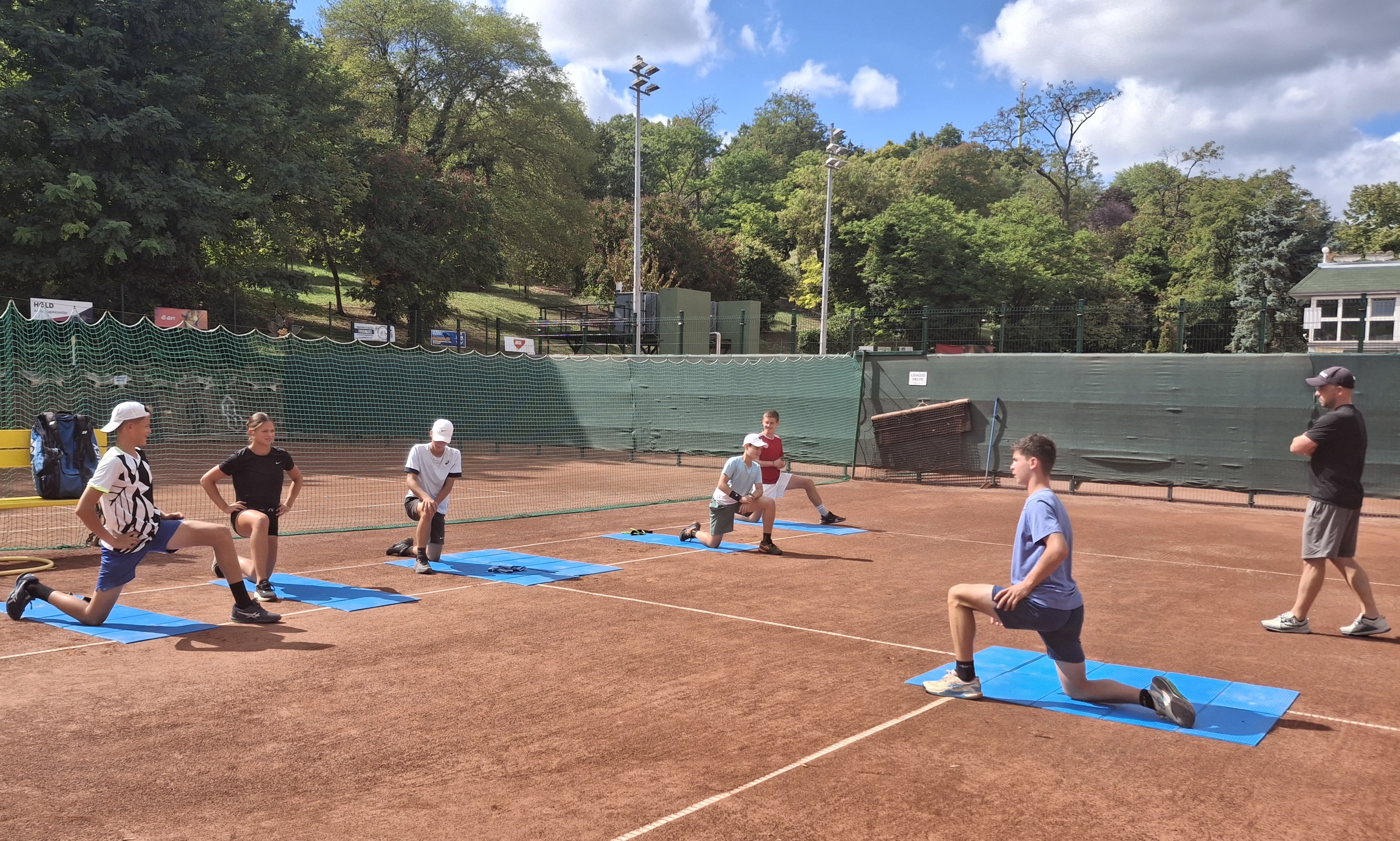 Németh Gergely vezetésével melegít Jóny Márk (baloldalt) TM-es társaival