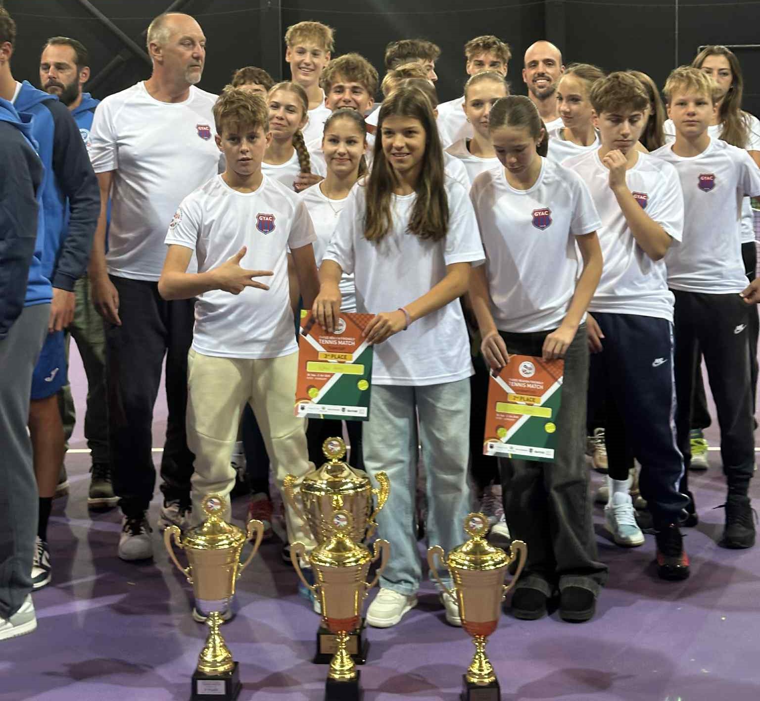 Magyar fiatalok az elnyert díszes serlegekkel