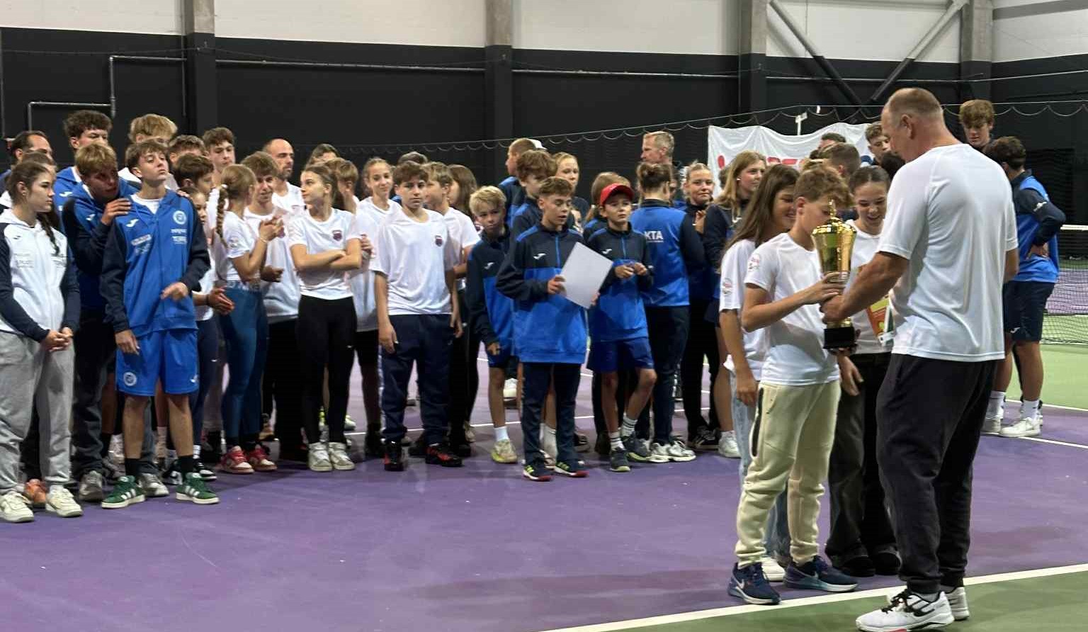 A magyar színeket képviselő GYAC U12-esek veszik át a díjukat