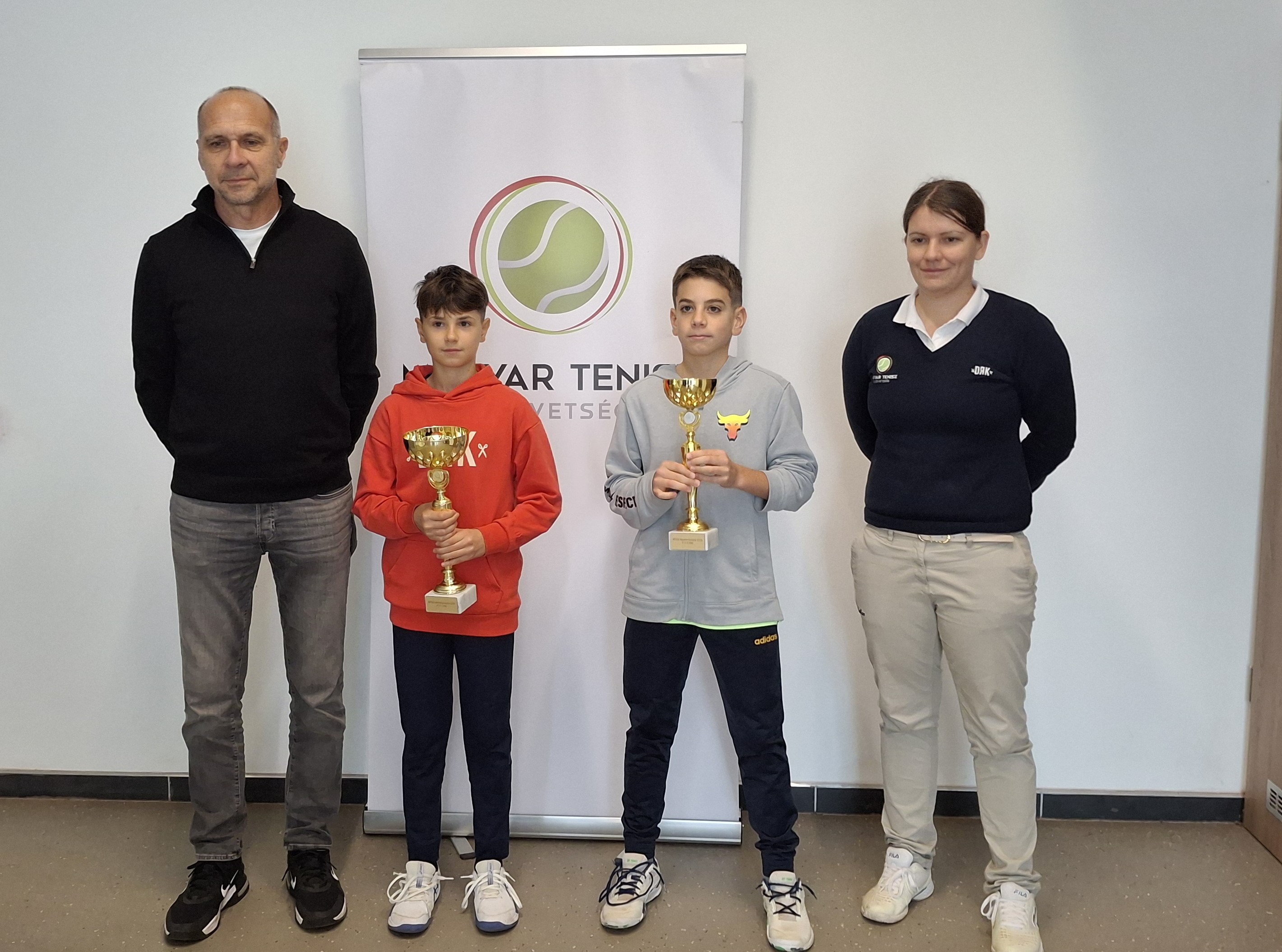 F12-es díjátadó: Gulyás István versenyigazgató, Rekedt-Nagy Zoltán, Szücs Milán és Kovács Annamária versenybíró (balról jobbra)