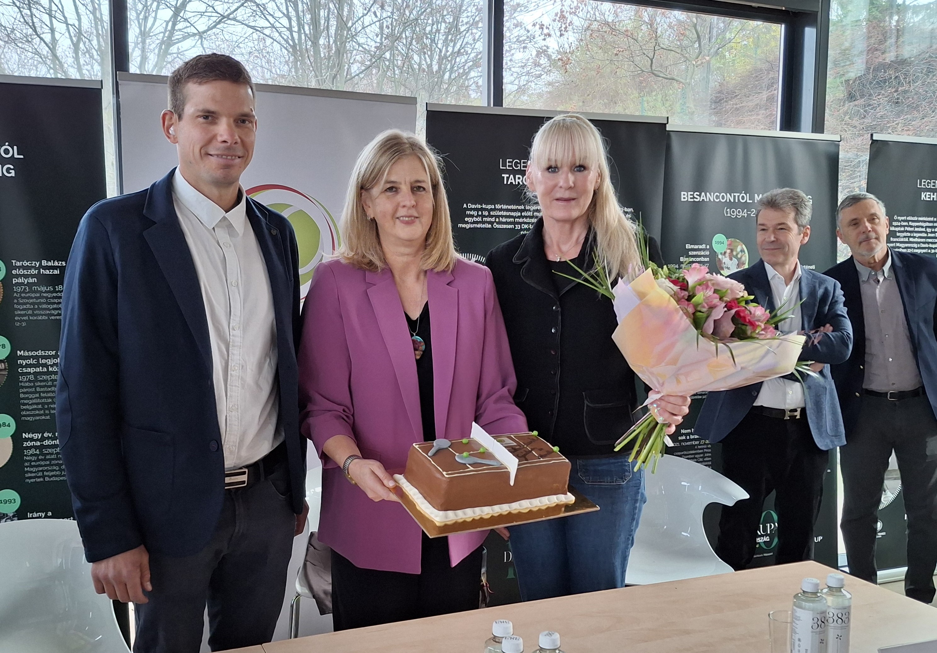 Schmitt Petra főtitkár (középen) tortával kedveskedett Máthé Gábornak és Temesvári Andreának