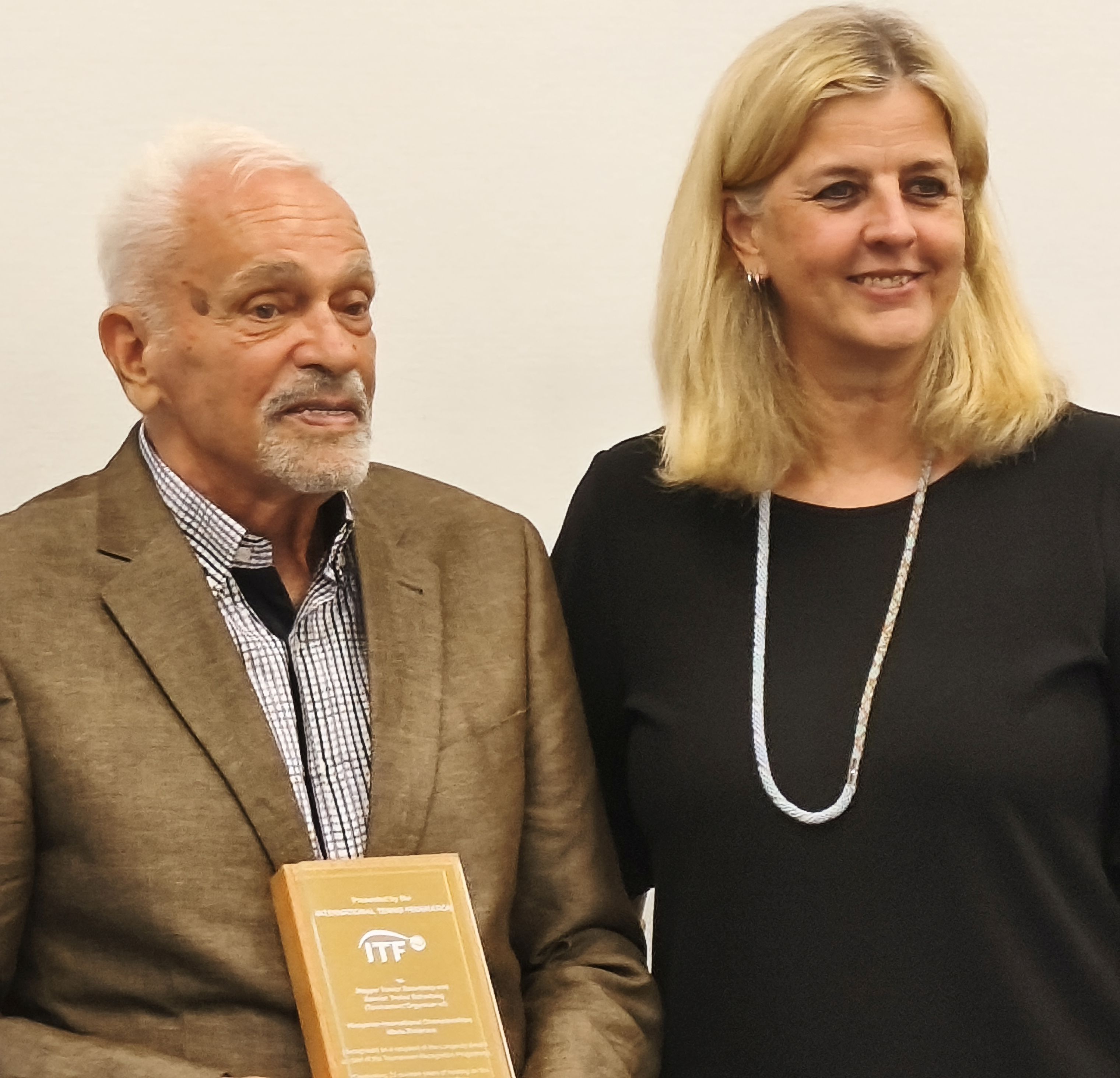 Schmitt Petra MTSZ-főtitkár adta át az ITF elismerő oklevelét Pintér Andrásnak