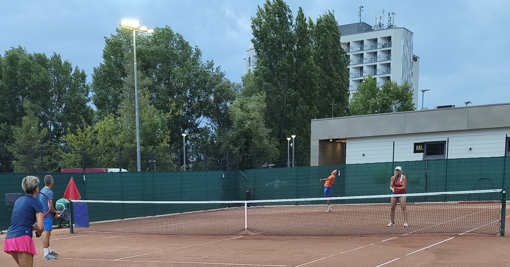 A Bágyi, Cuceu vegyes páros (szemközt) a győzelem kapujában, 6:4, 4:1 állásnál volt kénytelen feladni a döntőt