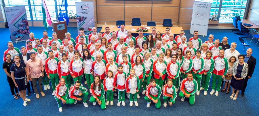 A magyar küldöttség ünnepélyes eskütétele  