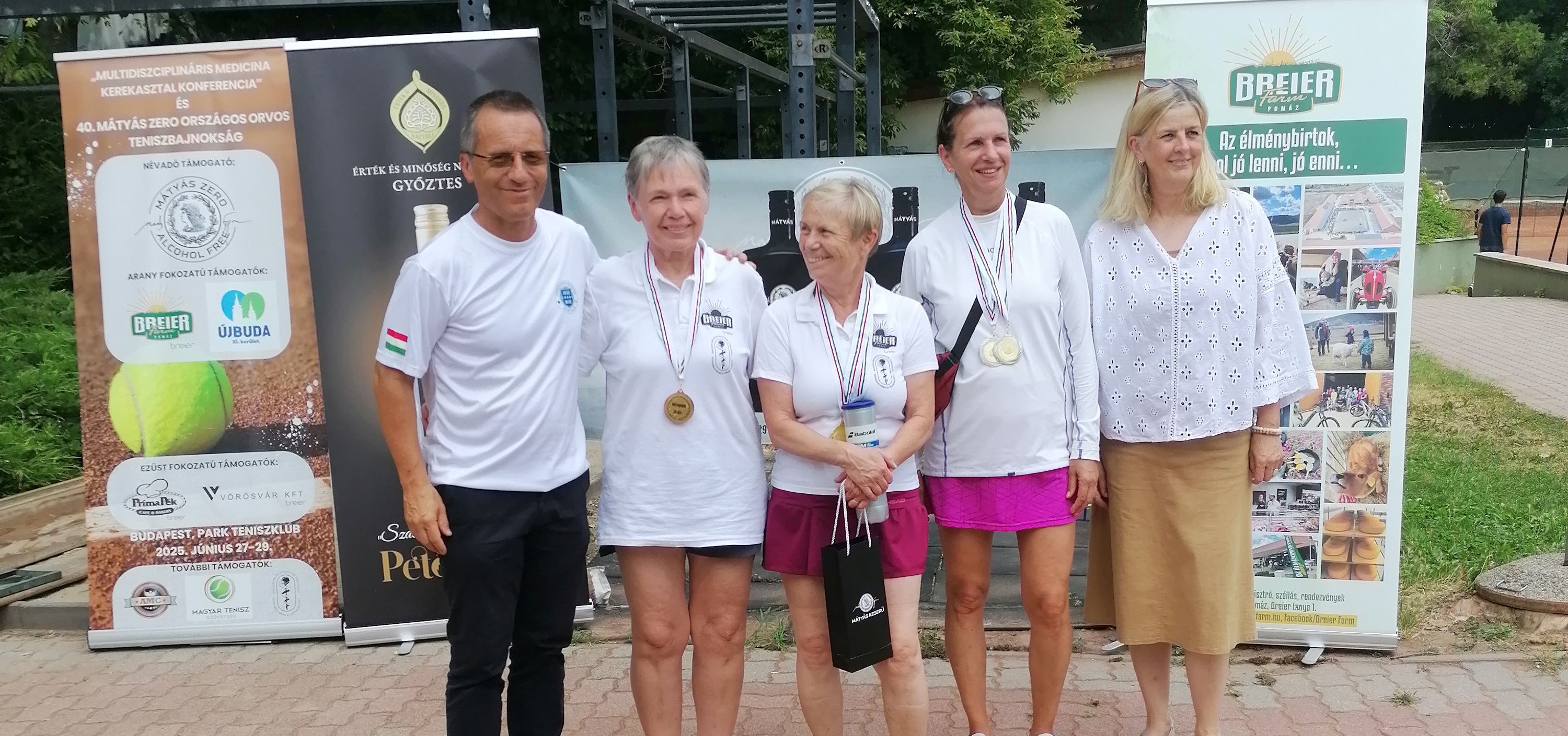 A női 55+ eredményhirdetése: Pethes Ákos, Ujlaky Ildikó, Magyarossy Edina, Illés Gabriella, Schmitt Petra MTSZ főtitkár