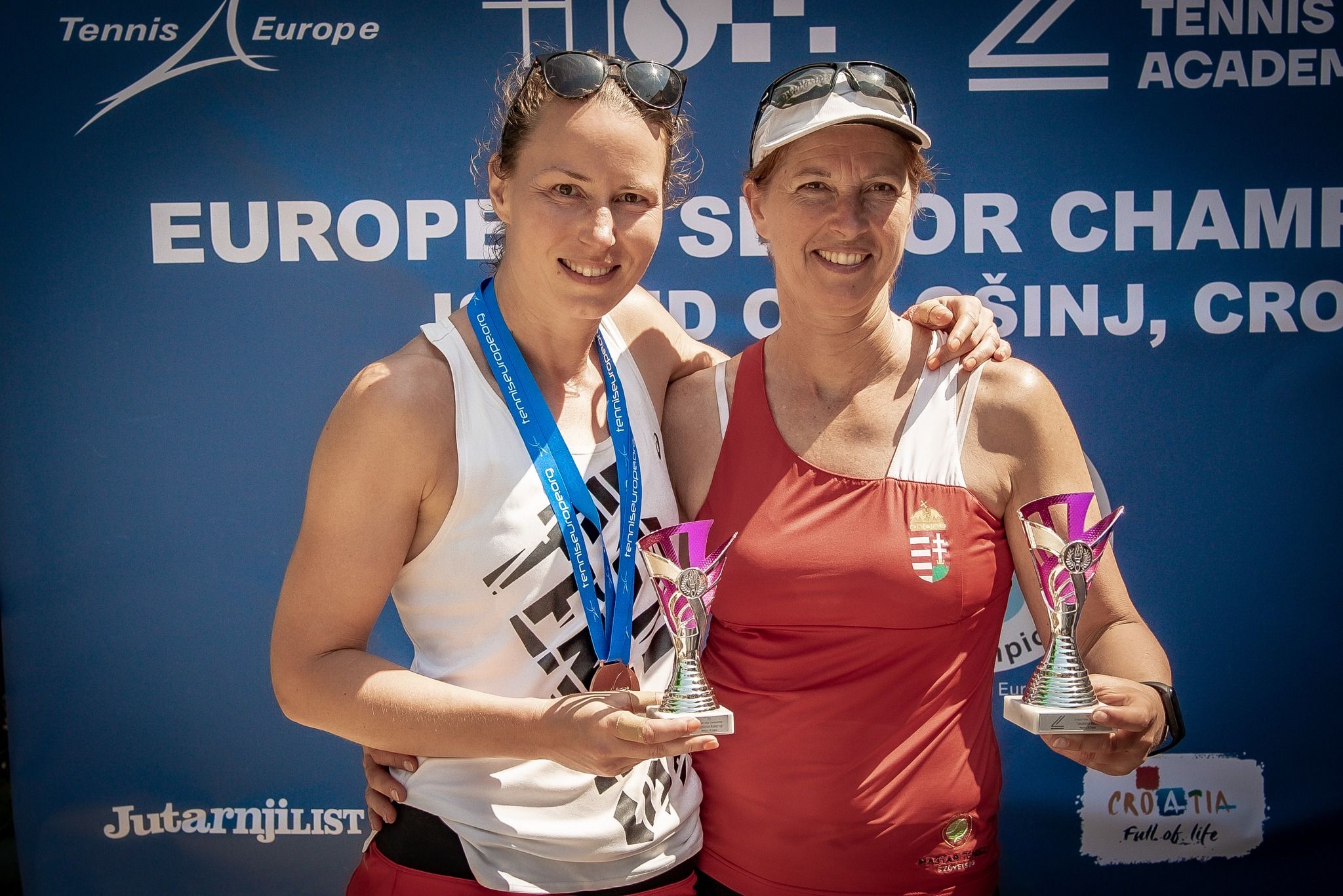 Sápi Zsófi és Bágyi Kinga a horvátországi Eb eredményhirdetésén