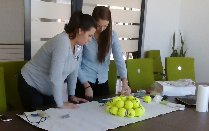 Teniszlabdából készült az MTSZ adventi koszorúja