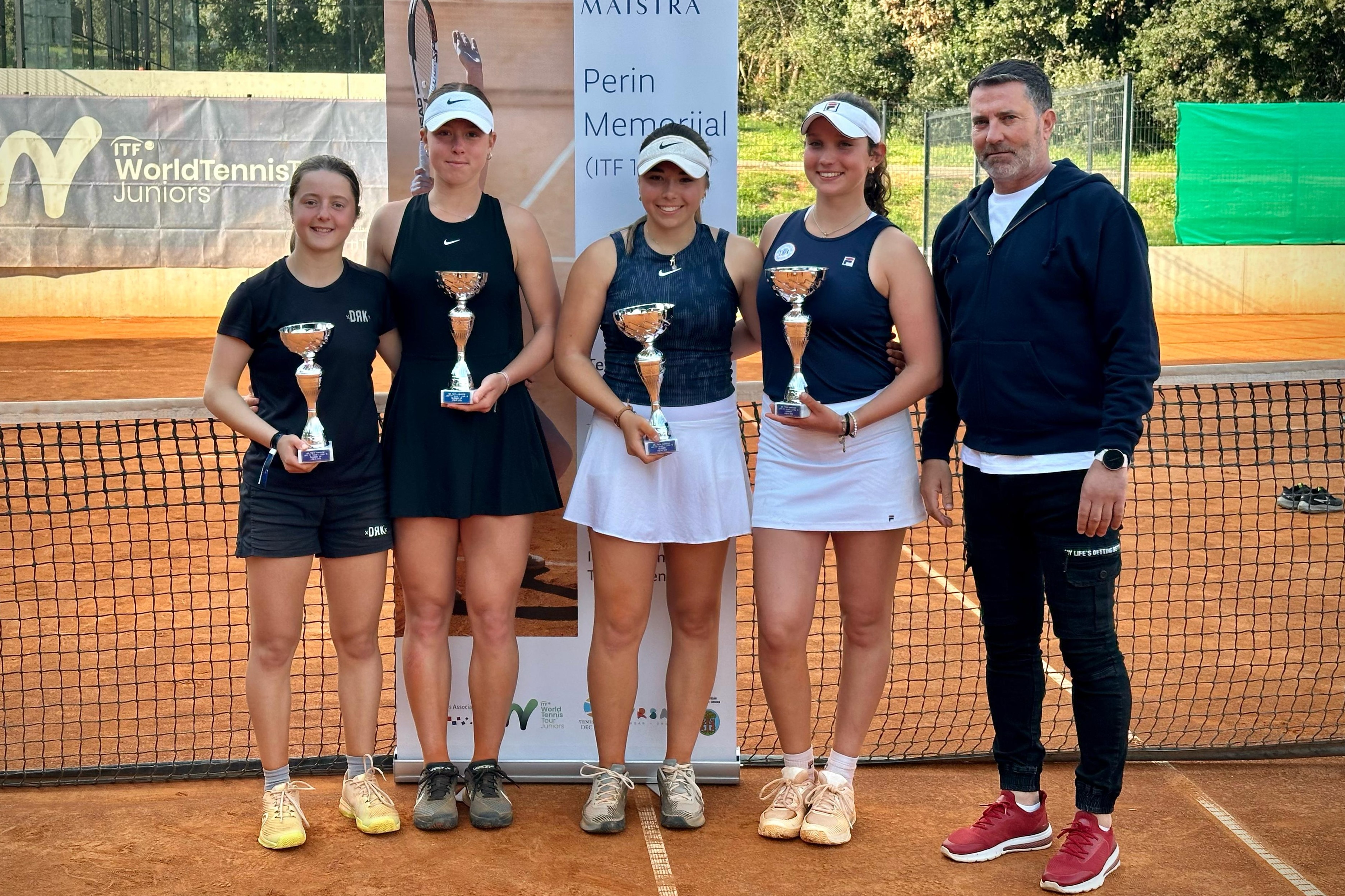 Bíró Melinda (balról) a páros döntő eredményhirdetésén