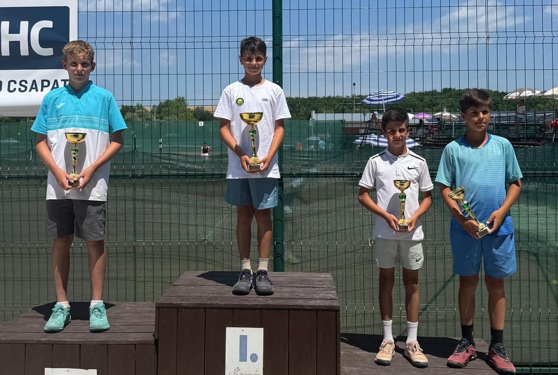 Rekedt-Nagy Zoltán (középen) három aranyérmet szerzett Zalaegerszegen, párosban éppen döntőbeli ellenfelével Karóczkai Kán Sólyommal (balról) nyert