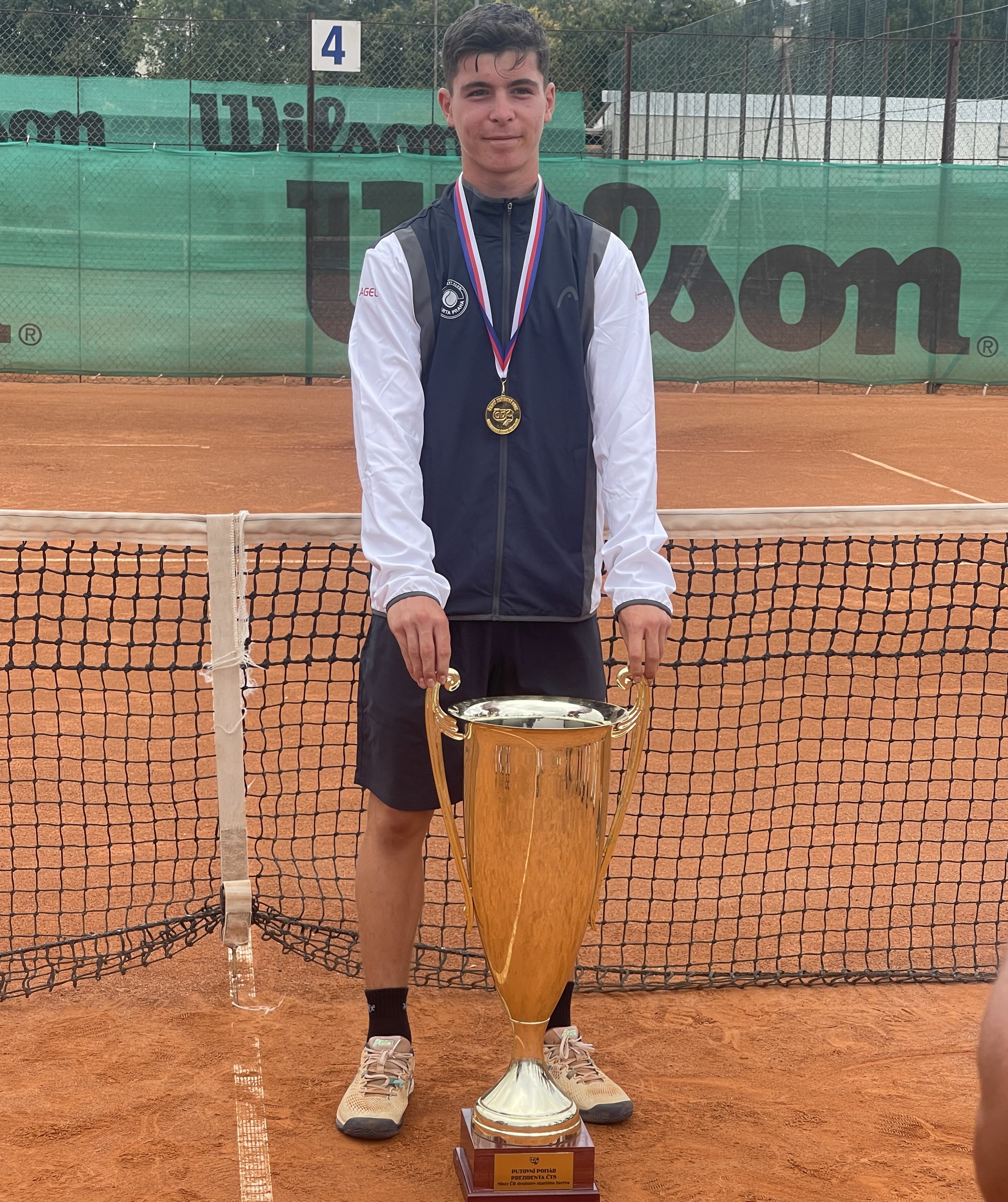 Fazekas Vencel a bajnoki trófeával