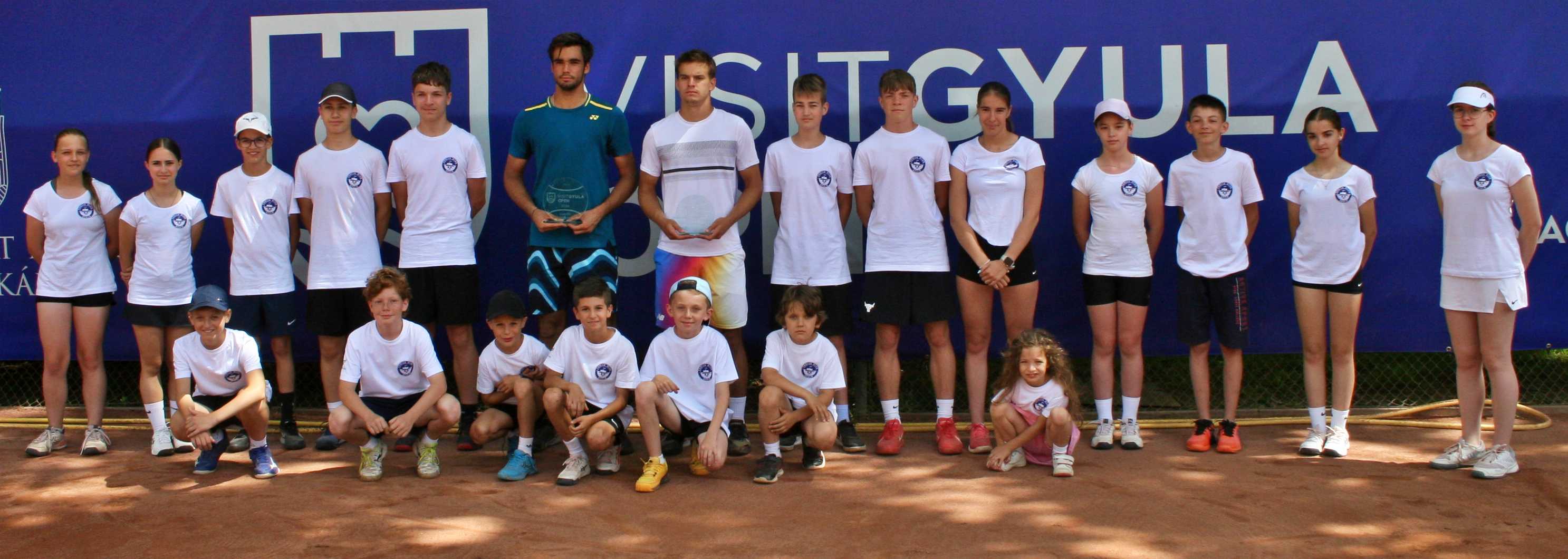 A helyi gyerekek számára igazi ünnep a férfi ITF-torna, amelyet labdaszedőként segítenek