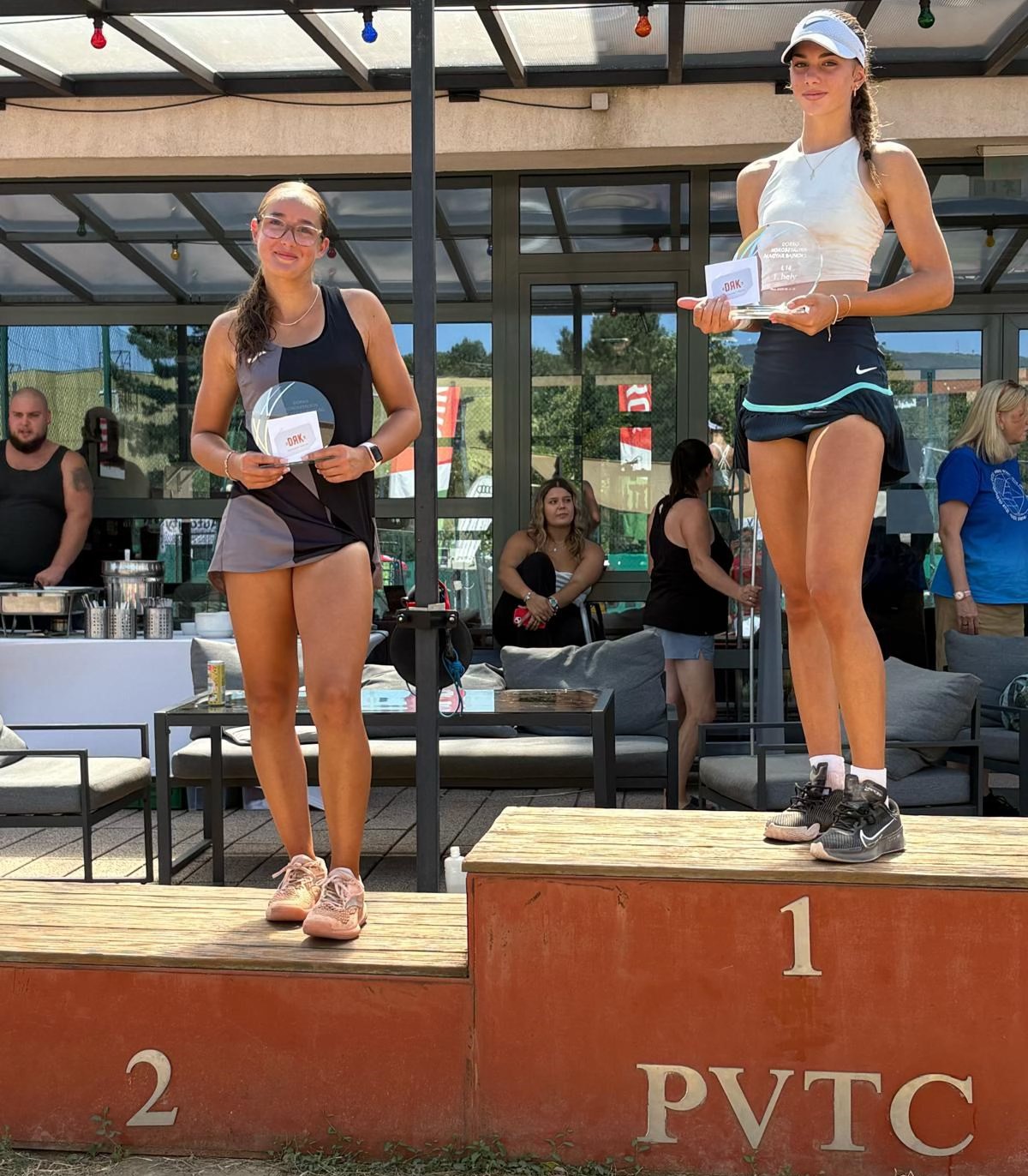 A honvédos házidöntő résztvevői, Sziklai Zita (balról) és Nógrádi Noémi (jobbról) az egyes finálét követően