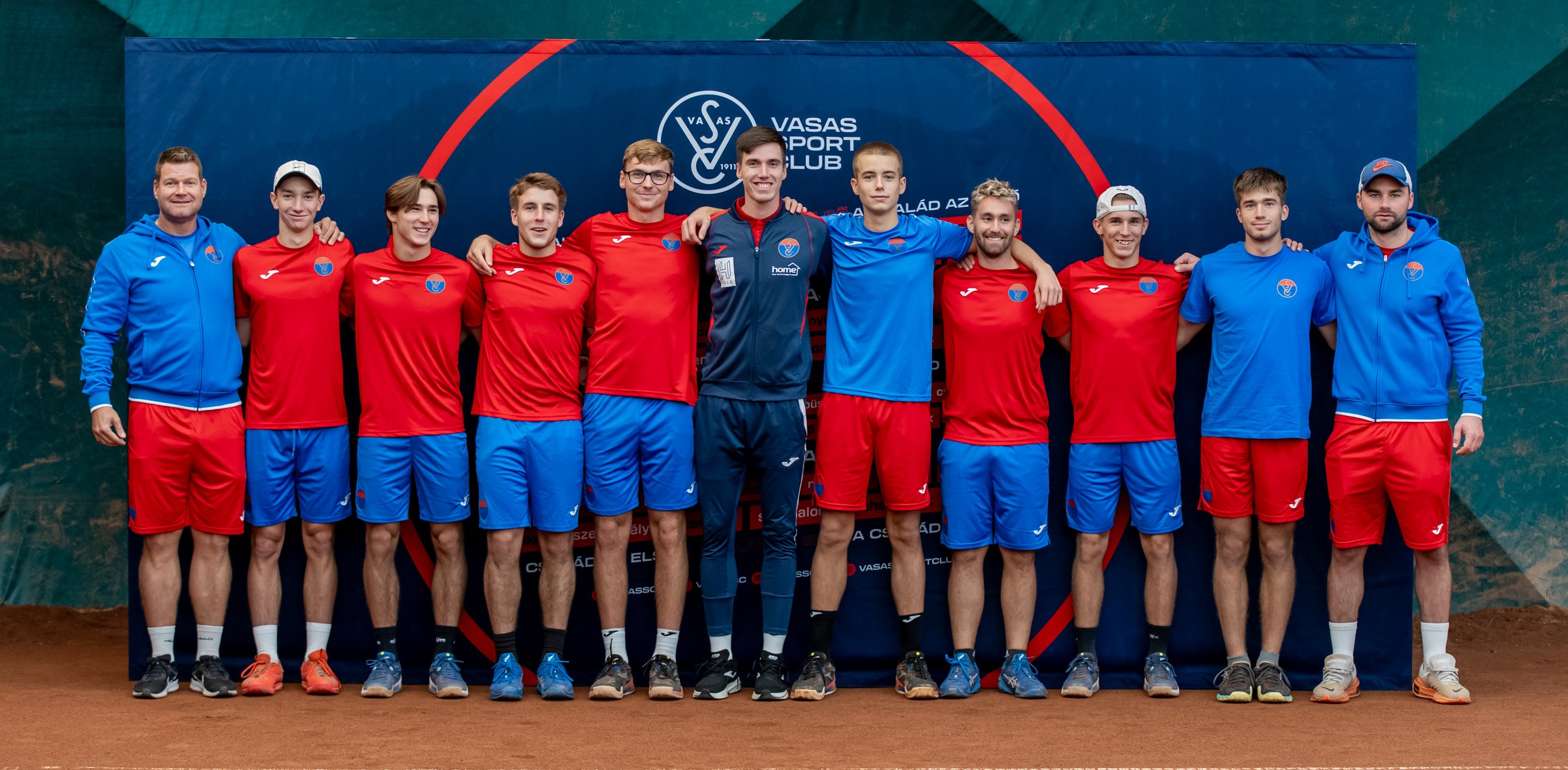 Marozsán Fábián (középen) a Vasas SC fiataljaival és edzőivel