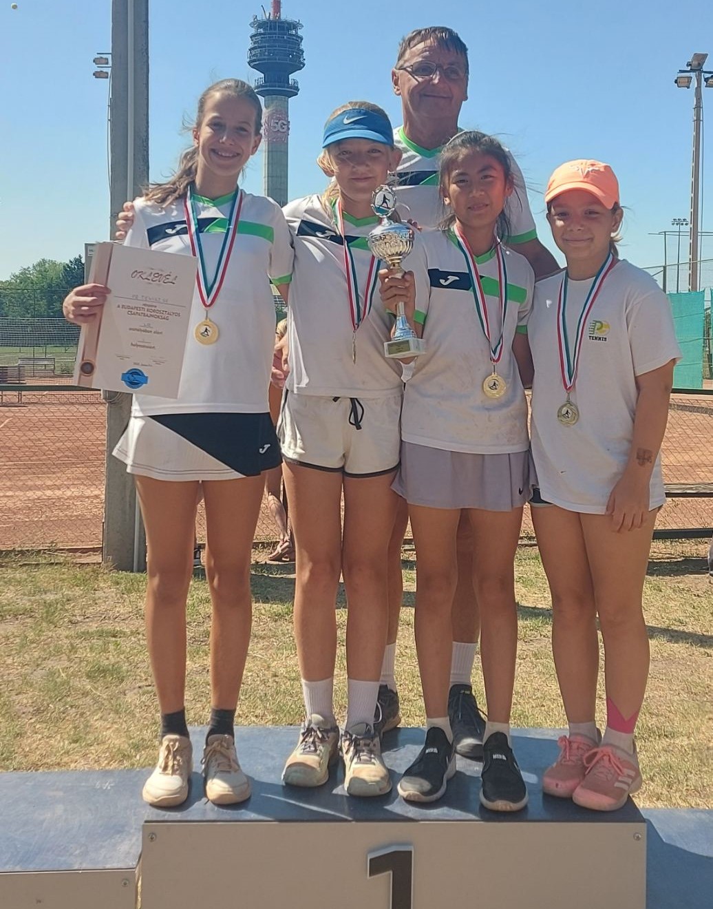 Az L12-es győztes PG-s lányok Csendes Zsolttal