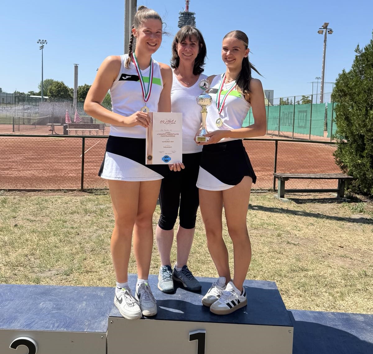 Az L18-as leányok dobogójának tetején a győztesek Punyi Krisztina edzővel (középen)