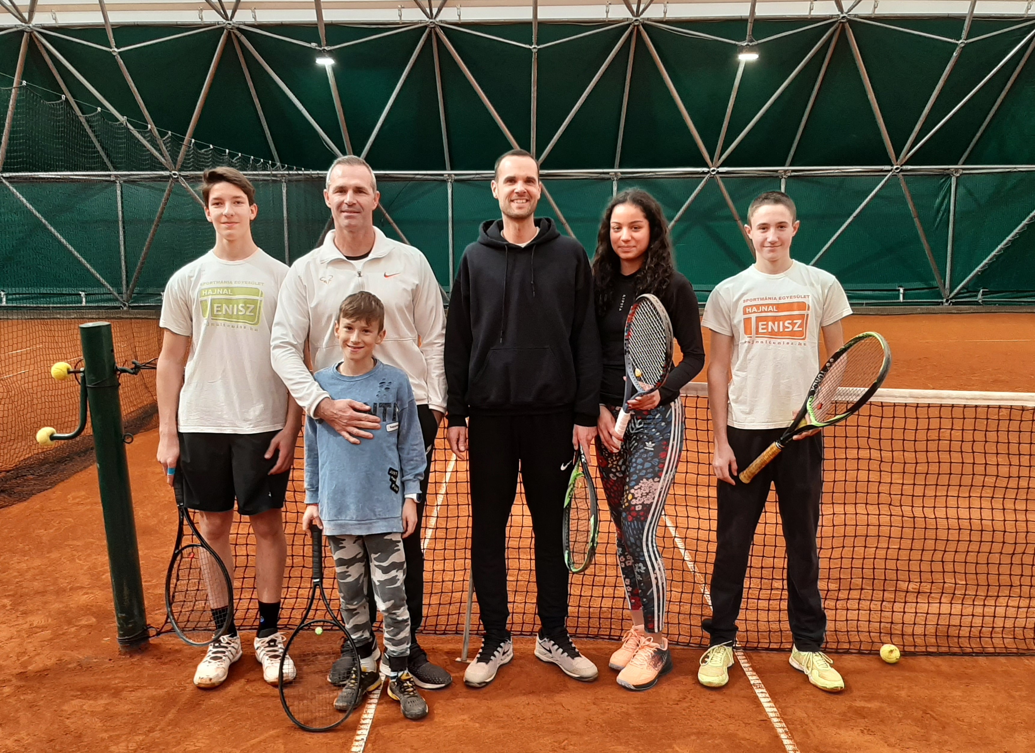  Hajnal István és Maksimcuk Róbert (balról a második és harmadik) egy 2021-es felvételen tanítványaikkal, köztük Virághalmi Viktorral (jobb szélen)