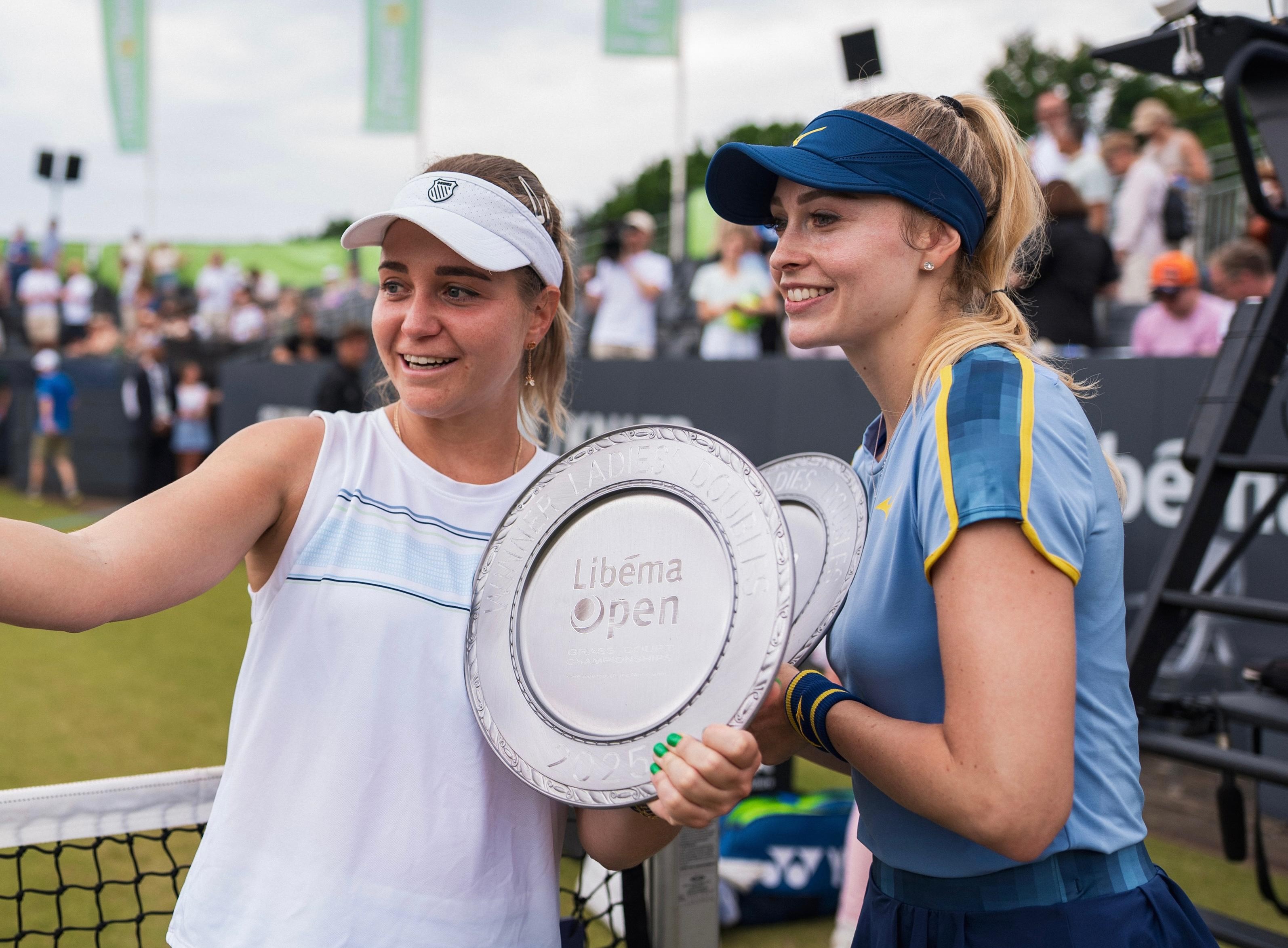 Irina Khromacheva és Stollár Fanny (balról jobbra) a németországi, füves 250-es WTA-tornagyőzelem után