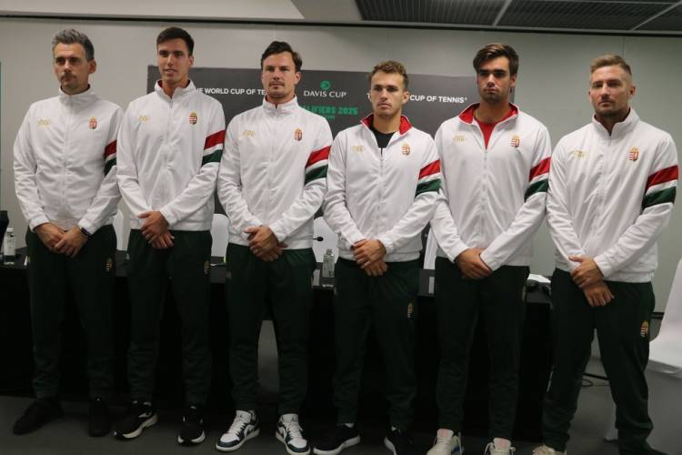 Diadal a Főnix-csarnokban