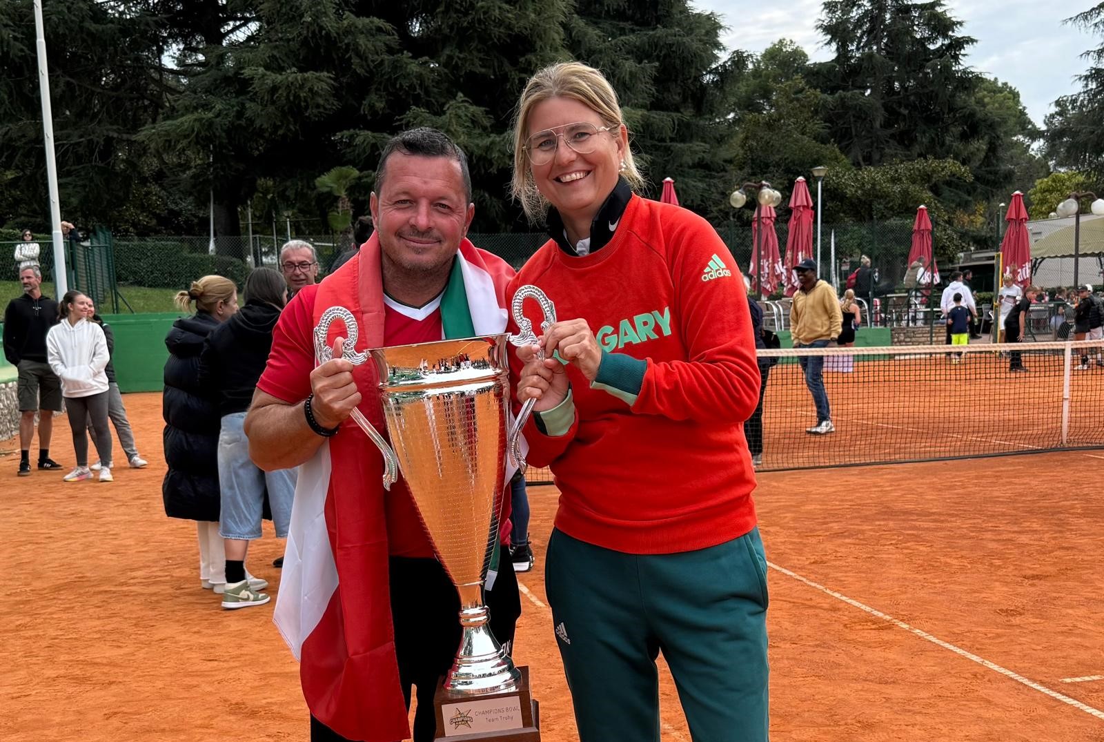 Bogyó Tamás és Szombati-Serfőző Eszter a trófeával