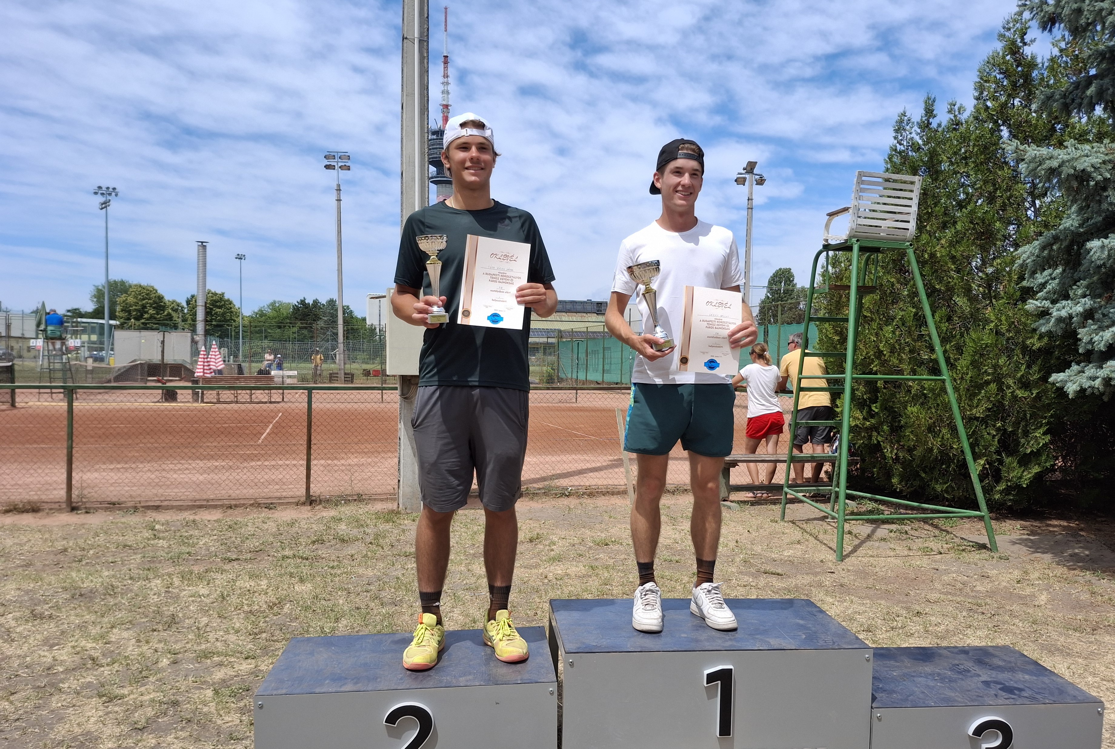 Tóth Ákos János és Sághy Bálint (balról jobbra) a Kőér utcai dobogón